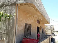 للبيع منزل عربي جاهز للسكن غرفتين ومنافع مع حديقة كبيرة حمص المشرفة