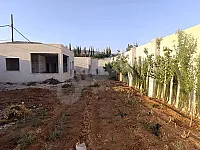 للبيع ارض مسورة عليها بناء شقة فيها بير مي ريف دمشق الكسوة المرانة