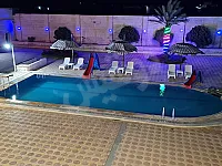 للايجار مزرعة مجهزة بالكامل 6غرف ملعب قدم وسلة خان العسل