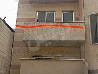 للبيع شقة 120م طابق ثاني 3 غرف و صالون/طريق حلب قرب النصب التذكاري 