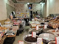 للبيع محل بحي الزهور سارع الشرطة شارع مزدحم بالناس 