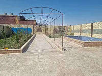 للبيع مزرعه جاهزة سند تمليك 800 م /الرقة _ حي الطيار