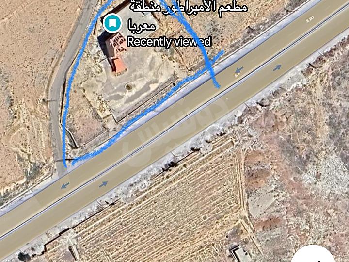 أرض  5300 م² مع عقار مرخص في اتستراد معربا صف اول  قرب دمشق