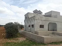 للبيع ارض مع بناء ريف حمص تل زبيدي تصلح للزراعة والسكن تجهيز ممتاز 
