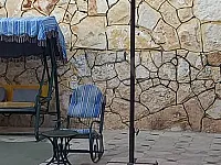 للبيع مزرعة مساحة ١٠٠٠م مساحة طابقية ٤٠٠م يوجد بئر ماء ومسبح