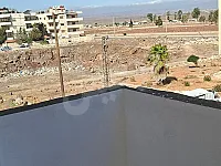 للبيع شقة حمص حي الوعر شارع الثورة ضمن ساحة تجهيز جيد 