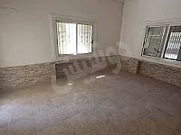 للبيع منزل طابق اول امامي 5غرف وموزع اكساء ممتاز المحافظة