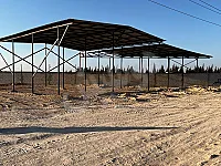 للبيع ارض 4750 مع 6محلات وجهة طريق عام 