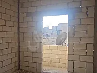 للبيع شقة عضم 90م طابق ثاني 3 غرف و منافع/ طريق حلب قرب مسجد الهدى 