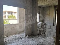 للبيع شقة ارضية عضم 170م/ 5 غرف و منافع/حي الشريعه جانب روضة هوبي هوم 