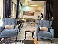 للبيع شقة بلاطه 250م/طابق ثاني/ 3 غرف و صالونين/ حماه حي الشريعه