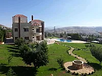 قصر فاخر للبيع- في كروم مضايا- ريف دمشق -مساحة 4300 متر+قبو 250