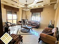 للبيع شقة ملكية 200م+حصة سطح 50م/ 5 غرف و منافع/حماه حي النصر 