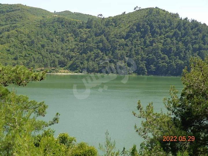 للبيع أرض إطلالة ساحرة على البحيرة سد نهركبيرالشمالي بعد 