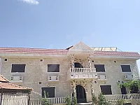 للبيع مزرعة ١٣٠٠ متر بناء ٣٠٠متر طابقين ومسبح مفلتر وجب خاص