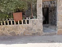 للبيع شقة حمص بلدة فيروزة شارع الحماصنة تجهيز جيد جداً 