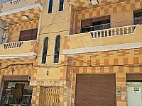 للبيع في حمص: كتلة ثلاث طوابق مع شقة ومحلات تجارية تجهيز ممتاز 