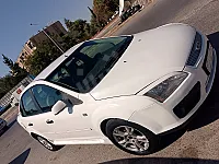 للبيع سيارة فورد فوكس موديل 2006 تسجيل 2008 دواخل وسقف خالي 