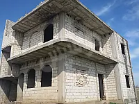 للبيع مزرعة عالعضم بقرية قزحل تبعد عن مركز المدينة ١٥ كم