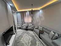 مدخل مشترك مع سكان البناء و مدخل خاص يصلح تجاري/سكني/تجاري وسكني