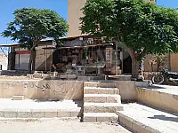 شقة أرضية ١٤٠م مع حديقة ٤٥٠م فيها غرفة و ٣ محلات عالشارع العام