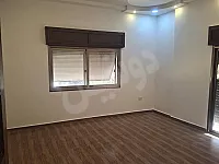 للبيع بيت اشرفية الوادي مساحتها 130 متر اطلالة رائعة ط5 غرقتين وصالون 