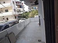 للبيع شقة ارضي مرتفع في الشيخ سعد ....على الطريق العام.. 