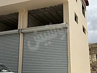 للبيع محل تجاري طابقين في بناية حديثة