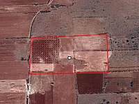 للبيع ارض في منطقة العقارية حلبان  تحوي بئر فيها رخصة مدجنة