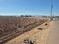 للبيع ارض مساحتها ١٠ دنم عطريق مزفت في ريف دمشق الكسوة مقيليبه 