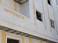 للبيع بناء كامل هيكلي هوردي مؤلف من ثلاث شقق