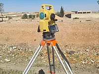 للبيع أرض على الاوتوستراد الرئيسي واجهة 28 متر