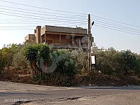 مزرعه طابقين مع ضاحيه سكن حديث 15 دونم مفرزة الى 14 نمرة معدة للبناء  