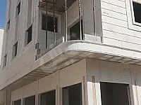 بناء كامل مؤلف من 3شقق +محلات