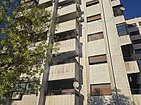 للبيع شقة تقاطع برزة بناء حديث مخدم مصعد 24 ساعة طابق سابع 