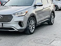 هيونداي سانتا في 2017 للإيجار في الشريعة - SUV فضي رمادي