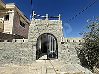 للبيع شقة طابقين مكسية 500 متر في قارة 