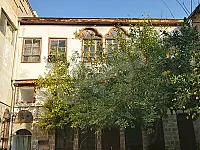 للبيع عقار تجاري ملاصق لمقام السيدة رقية للمستثمرين حصرا اعمال فندقية 