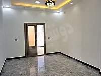 شقة للبيع طابق اول قرب المولات ثلاث غرف 