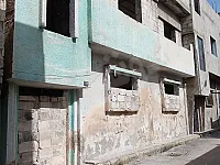 للبيع كتلة كرم الزيتون قرب مدرسة يحيى غيث ارضي طابق اول ع العضم والسطح