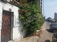 للبيع بيت ارضي مساحة إجمالية ٢٣٥م مع محلين ع الشارع الرئيسي