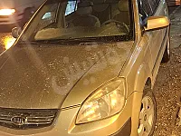 كيا ريو 2006اوتو لون ذهبي خالية من الداخل على حبتها ومن الخارج 3قطع
