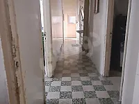 يحوي المنزل 6 غرف وحمامان ومطبخ