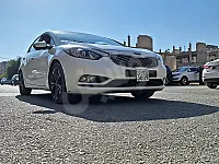 السيارة خالية العلام برا ناقصها فتحة وكراسي كهربا فيها زنار خفيف