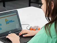 معلمة سكراتش أونلاين للأطفال واليافعين بخبرة هندسية وأساليب ممتعة.