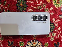 نضافة تامة للهاتف بشعر خفيف جدا في ظهر الهاتف