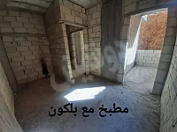 شقة عضم ١٠٠ م٢ طابق ٢ قبلي غربي ٣ غرف محررات مع بلكونين