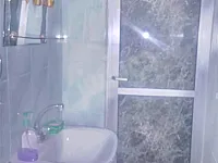 بيت محاط بارض مثمره له تراس يطل على مناظر ساحره ..طاقه شمسية كاملة