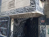 البنايه حجر من الخارج ودرج رخام عشارع العام 