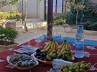 للإيجار مزرعه ، غرفتين وصالون ، حمامين 2 ، مطبخ أمريكي ، مشوى خاص 